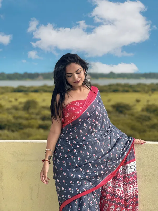 HANDICRAFT_WOMEN'S_Ikkat_PRINT_PURE_SOFT_COTTON_SAREE_WITH_BLOUSE_PIECE_With_Blouse_Piece